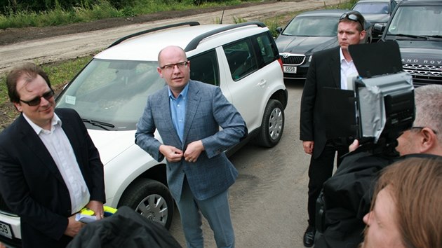 Premir Bohuslav Sobotka se spolu s ministrem dopravy Danem okem pijel v sobotu podvat na ob sesuv svahu u Dobkoviek. (13. ervna 2015)