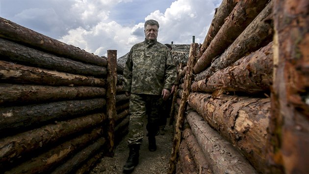 Ukrajinsk prezident Petro Poroenko na obhldce opevnn v Donck oblasti (11. ervna 2015)