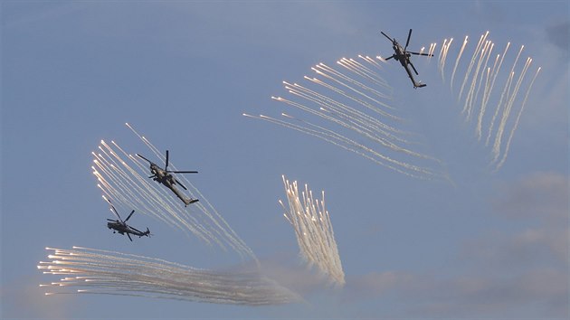 Ruské helikoptéry Mi-28 na zahájení vojenského veletrhu Armáda 2015 v tzv. Vlasteneckém parku nedaleko Moskvy (16. června 2015)
