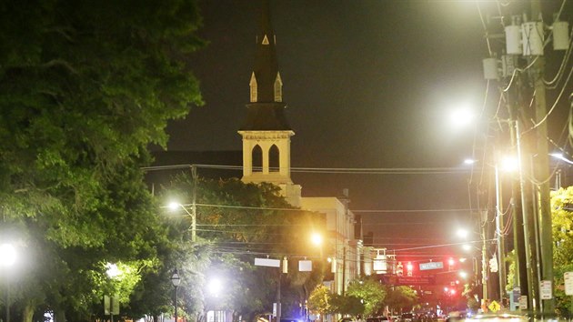 V ernoskm kostele v Charlestonu neznm tonk zabil devt lid. (18. ervna 2015)
