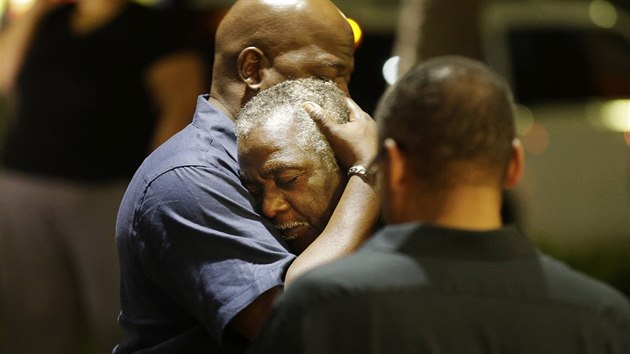 V ernoskm kostele v Charlestonu neznm tonk zabil devt lid. (18. ervna 2015)