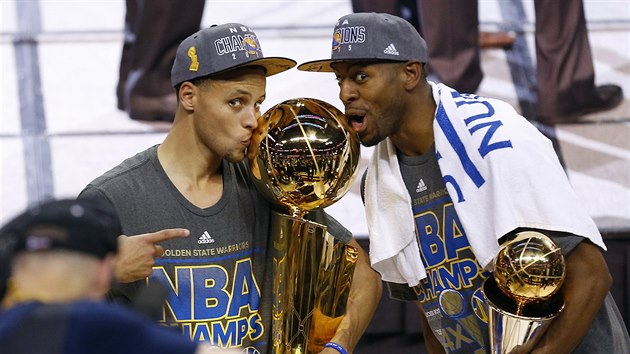 Stephen Curry (vlevo) a Andre Iguodala z Golden State si vychutnvaj slastn pocit. Jsou ampiony NBA: