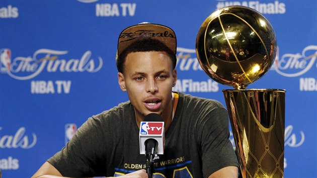 Stephen Curry s trofej pro ampiony NBA. Tahoun Golden State rozmlouv s novini.