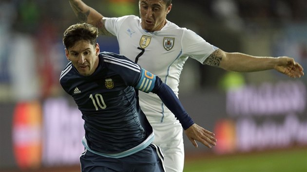 Argentinsk hvzda Lionel Messi m k brance Uruguaye, za sebou nechal Cristiana Rodrigueze.