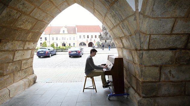 Student Jindich Domanja inicioval umstn veejnho piana do podloub radnin ve v Kadani.