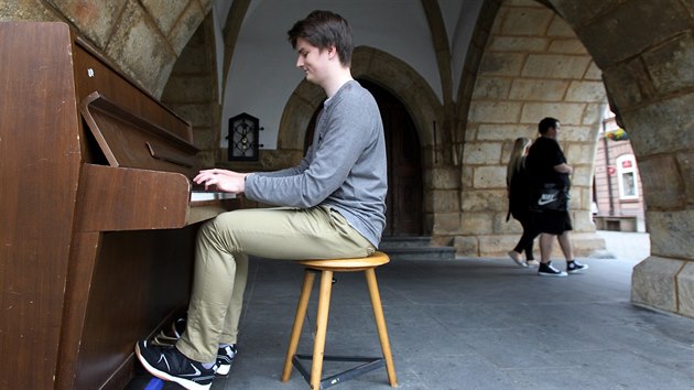 Student Jindich Domanja inicioval umstn veejnho piana do podloub radnin ve v Kadani.