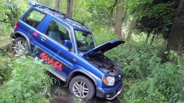 idika u Hornho Slavkova na Sokolovsku sjela s autem do potoka.