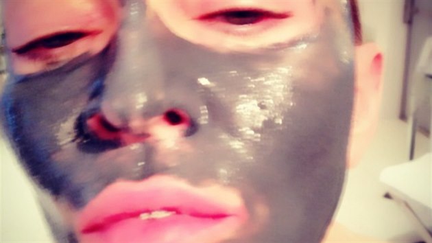 Madonna: Zkoum novou jlovou masku z kosmetick ady MDNA! Uvidme, jestli bude fungovat!