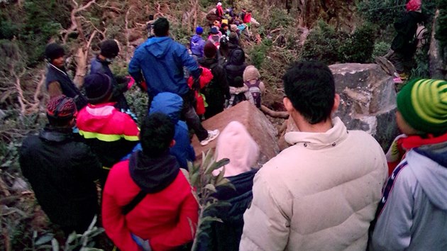 Turist sestupuj z malajsijsk hory Kinabalu pot, co oblast byla postiena zemtesenm (5. ervna 2015).