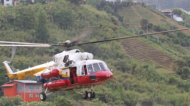 Helikoptra let pro obti zemtesen v oblasti malajsijsk hory Kinabalu (6. ervna 2015).