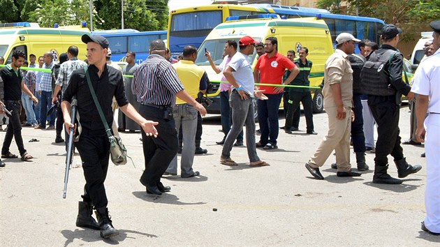 Policist a dal lid stoj u msta v egyptskm Luxoru, kde se odplil sebevraedn tonk (10. ervna 2015).