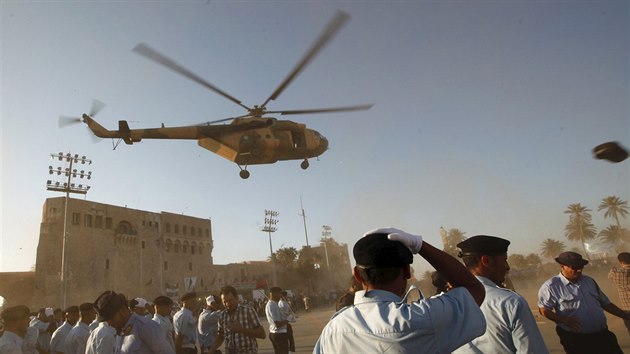Helikoptra prolt bhem ceremoni v libyjskm Tripolisu, kdy jsou nov policist uvedeni do funkce (8. ervna 2015).