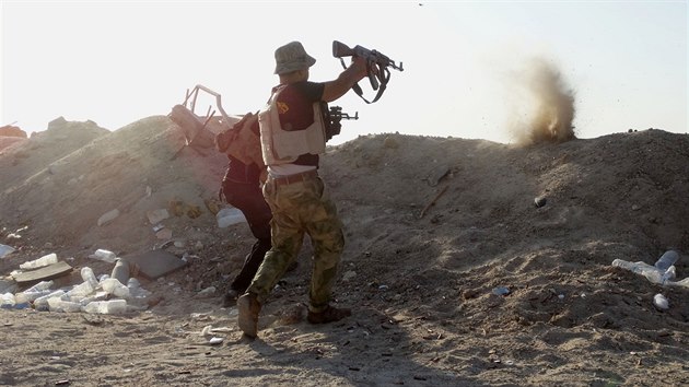 lenov irckch ozbrojench sil brn sv pozice proti Islmskmu sttu u Husajby (15. ervna 2015).