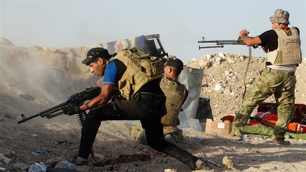 lenov irckch ozbrojench sil brn sv pozice proti Islmskmu sttu u Husajby (15. ervna 2015).