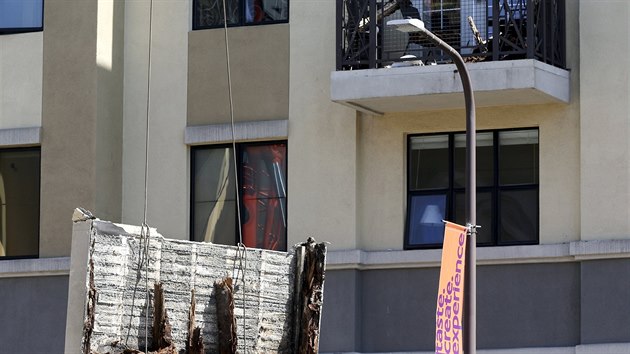 V americkm Berkeley se ztil balkon a zemelo nejmn pt student z Irska (16. ervna 2015).
