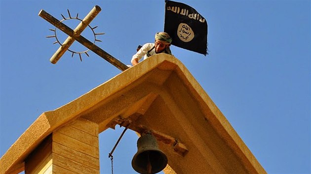 Snmek, kter zveejnil Islmsk stt 7. bezna 2015 na sv strnce, ukazuje radikla, jak z kostela v Mosulu sundav k a nasazuje vlajku Islmskho sttu.
