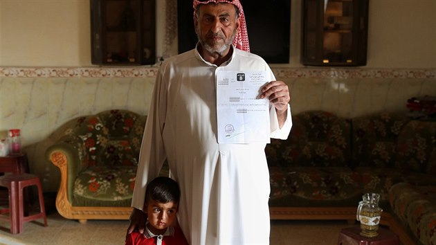ejk Abdullh Ibrhm s certifiktem o smrti sv eny, kter mu dal Islmsk stt v dob, kdy ovldal vesnici Ask Mosul (17. kvtna 2015).