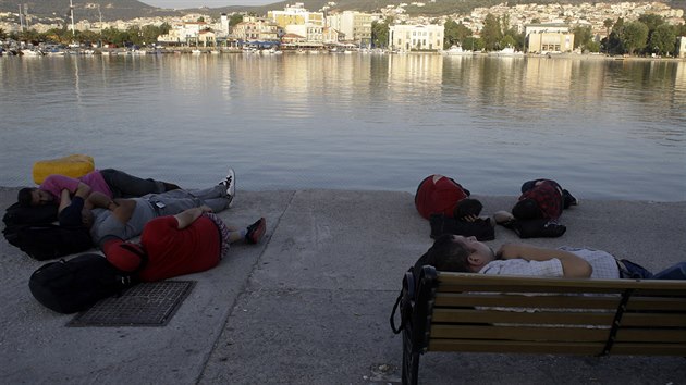 Uprchlci sp na eckm ostrov Lesbos (17. ervna 2015).