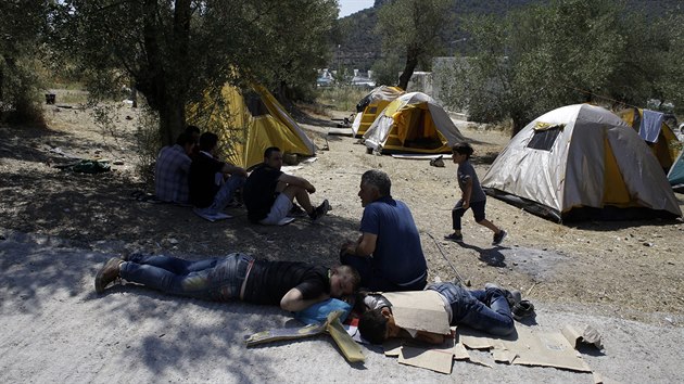 Uprchlci na eckm ostrov Lesbos (17. ervna 2015).
