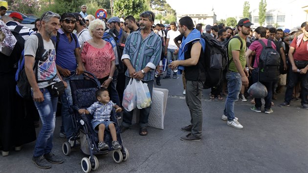 Uprchlci na eckm ostrov Lesbos ekaj na jdlo. (15. ervna 2015)