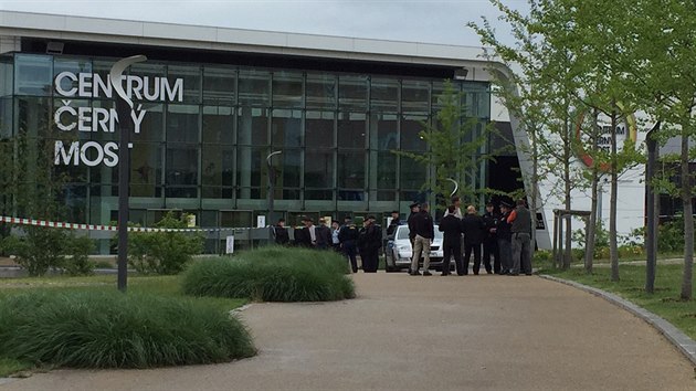 Kvůli hrozbě bomby museli policisté evakuovat zákazníky z obchodního centra na Černém Mostě (18.6.2015)