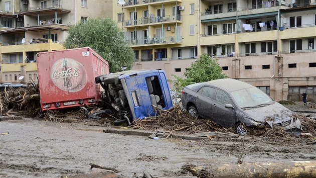 Siln n proud strhl nkolik destek dom a automobil (14. ervna 2015)