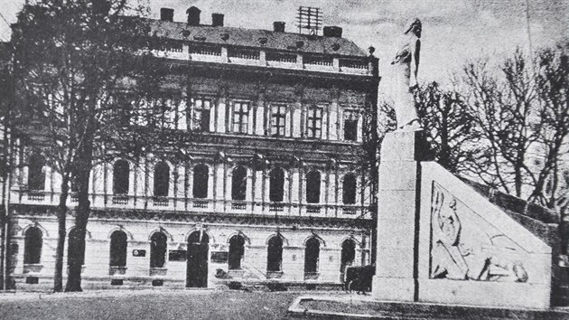 Ped Besedou stval do roku 1939 mohutn pomnk Jana Husa. Dnes je v Hlinsku.