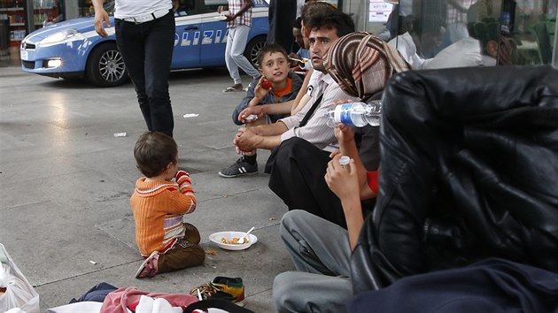 Uprchlci ekaj na hlavnm ndra v Miln. Sousedn stty zpsnily hranin kontroly, kter migrantm brn v cest po Evrop (14. ervna 2015).