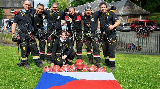 Bronzov esk tm (zleva): Vclav Kverka (lezec), Pavel Kotou (lezec), Roman Kener (lezec), Vclav Formnek (lezec, velitel), Standa Kouba (lezec), Vt Balej (kontrolor), dole Denisa Mudrov (ob/zdravotnk)