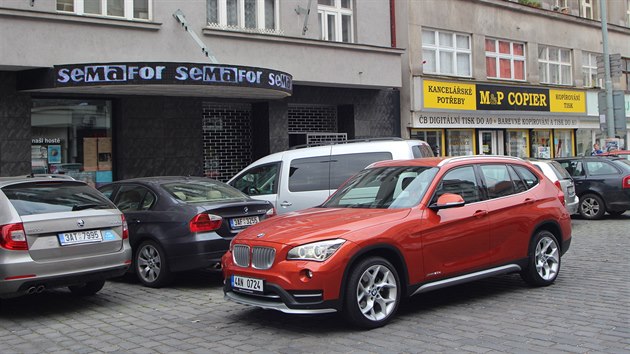 Startujeme v Praze. V osm rno vyjdme od dejvickho divadla Semafor smr Jadran. Pojedeme testovacm BMW X1, kompaktnm SUV s dvoulitrovm turbodieselem. Vkonov nm vc ne stail, spoteba 6,4 litru pi prmrn rychlosti 81 km/h ns tak uspokojila.