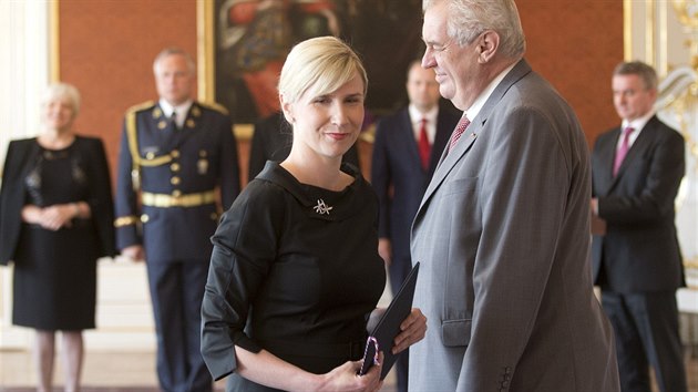 Prezident Milo Zeman jmenoval do funkce ministryn kolstv Kateinu Valachovou. (17. ervna 2015)