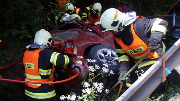 Hasii vyprouj tce zrannho mue, kter leel pod automobilem pi nehod nedaleko obce Bl. (12. ervna 2015)