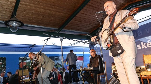 Ivan Mldek se svm Banjo Bandem na opavskm elezninm ndra po pjezdu rychlku zazpval i rychlkovou pse. (15. ervna 2015)