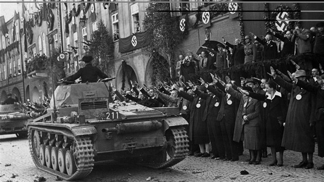 Do Novho Jina pijd 10. jna 1938 wehrmacht. Nmst bylo narychlo pejmenovno z Masarykova na Adolf Hitler Platz, vude vlly prapory s hkovm kem. Schollich stoj na tribun vlevo od dstojnka s pilbou.