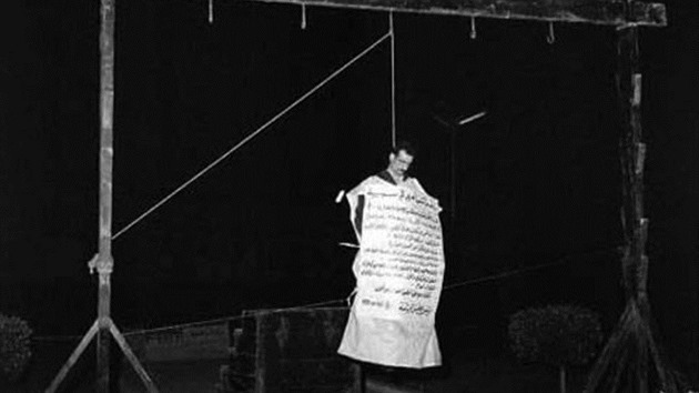 Oben Eli Kohen na ibenici uprosted nmst v Damaku bezprostedn po poprav 18. kvtna 1965.