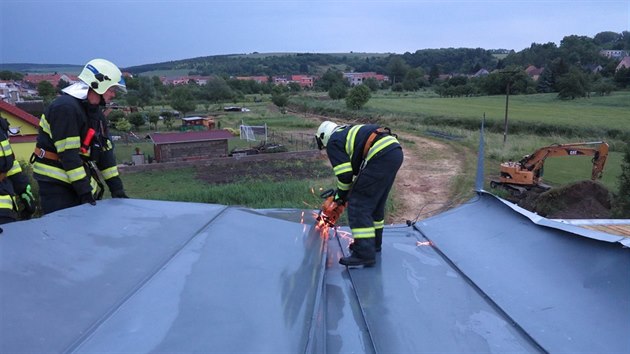 V Brankovicch na Vykovsku hasii odezvali vtrem strenou plechovou stechu.