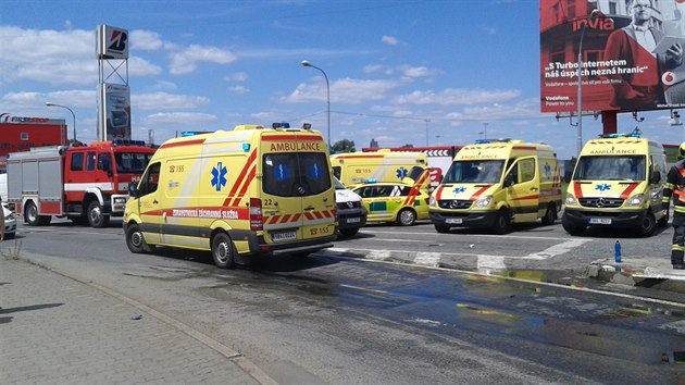 Nehoda autobusu a nkladnho auta na kiovatce v Brn-Komrov.