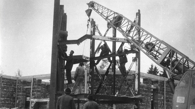 Snmek ze stavby 32 metr vysok vyhldkov ve v olomouck zoo na Svatm Kopeku. Zaala v roce 1972, skonila v roce 1974.