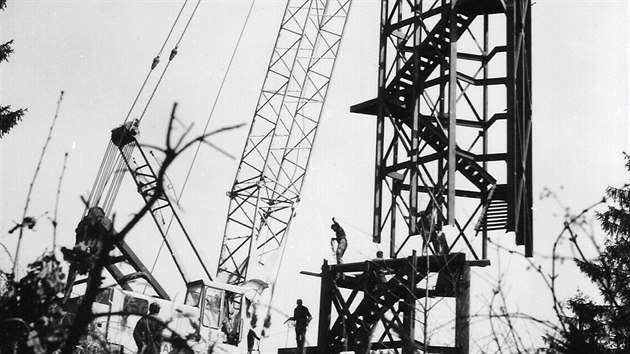 Snmek ze stavby 32 metr vysok vyhldkov ve v olomouck zoo na Svatm Kopeku. Zaala v roce 1972, skonila v roce 1974.