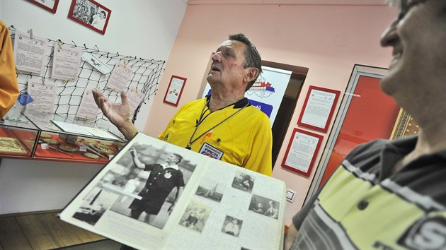 Fotbalov rozhod Jaromr ejka psk u pes padest let. Za kariru oddil est tisc utkn. Ve tvrtek ho ocenili v pelhimovsk agentue Dobr den  evidujc veker esk rekordy.