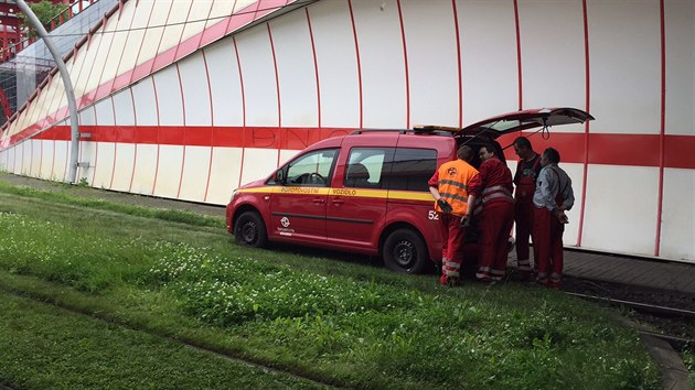 U zastvky Chaplinovo nmst bylo ve stedu odpoledne streno trolejov veden, na Barrandov proto smrem od centra nejezd tramvaje.