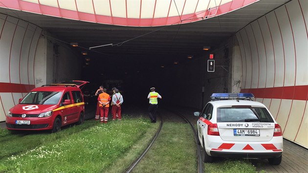 U zastvky Chaplinovo nmst bylo ve stedu odpoledne streno trolejov veden, na Barrandov proto smrem od centra nejezd tramvaje.