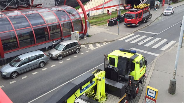 U zastvky Chaplinovo nmst bylo ve stedu odpoledne streno trolejov veden, na Barrandov proto smrem od centra nejezd tramvaje.