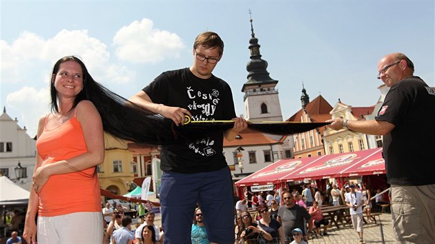 Nejdel vlasy m u ns ena ze zpadnch ech. Jej vlasy m 236 centimetr. Dky nim z n je nyn rekordmanka. Rekord byl zapsn na pelhimovskm festivalu rekord a kuriozit.