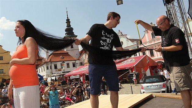 Nejdel vlasy m u ns ena ze zpadnch ech. Jej vlasy m 236 centimetr. Dky nim z n je nyn rekordmanka. Rekord byl zapsn na pelhimovskm festivalu rekord a kuriozit.