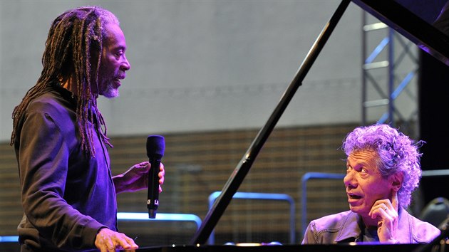 Zpvk Bobby McFerrin (vlevo) a klavrista Chick Corea 17. ervna v hale Vodova na zvukov zkouce ped jejich spolenm koncertem v rmci brnnskho JazzFestu.