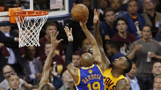 Leandro Barbosa z Golden State se prosazuje proti obran Clevelandu.