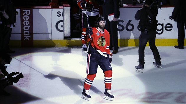 Brandon Saad z Chicaga si uv ovace pot, co rozhodl tvrt finle Stanley Cupu.