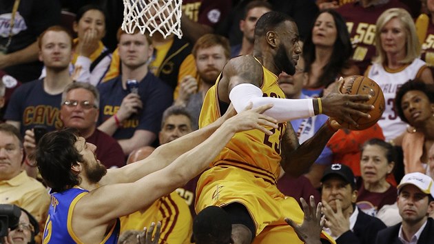 Andrew Bogut z Golden State se spe na LeBrona Jamese z Clevelandu.