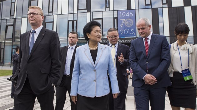 V Hradci oteveli centrum nsk medicny, z ny pijela i vcepremirka Liu Yandong (17.6.2015).